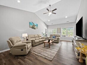 512 Hazelwood Dr in Holly Ridge, NC - Building Photo - Building Photo