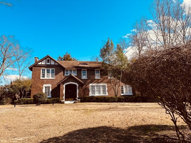 property at 2481 E Cloverdale Prk