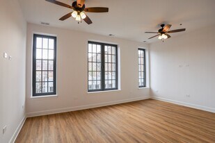 3160 N Broadway, Unit 402 in Chicago, IL - Building Photo