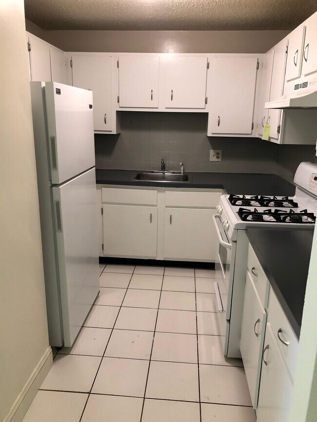 126 Mammoth Rd-Unit -#27 in Hooksett, NH - Building Photo - Building Photo