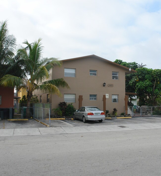10832 SW 4th St in Miami, FL - Foto de edificio - Building Photo