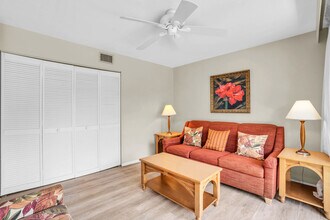 600 Neapolitan Way in Naples, FL - Building Photo - Building Photo