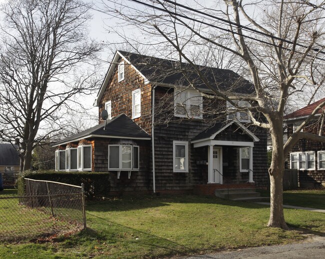 12 Burnett Ave in Bay Shore, NY - Foto de edificio - Building Photo
