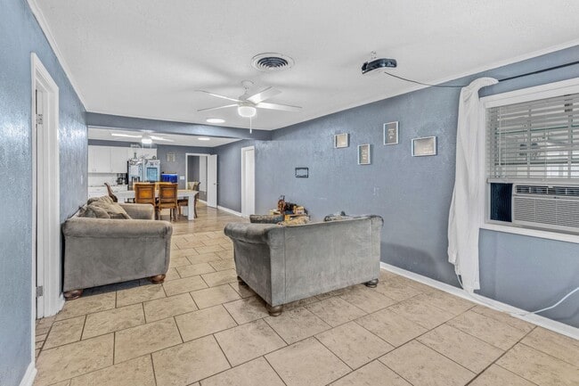 1325 E Burton St in Sulphur, LA - Building Photo - Building Photo