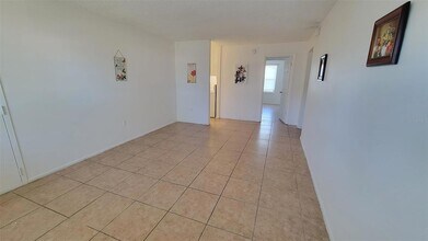 826 Sky Lake Cir, Unit D in Orlando, FL - Building Photo - Building Photo