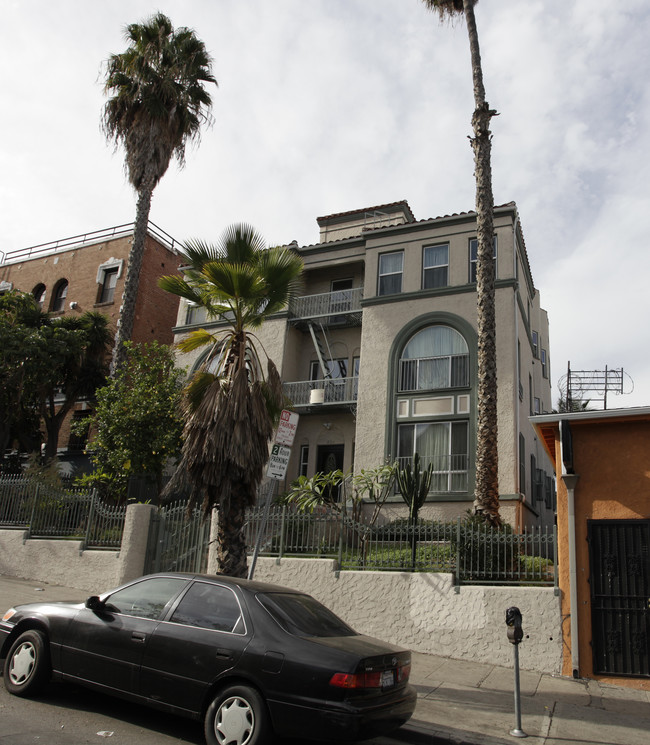 251 N Kenmore Ave in Los Angeles, CA - Foto de edificio - Building Photo