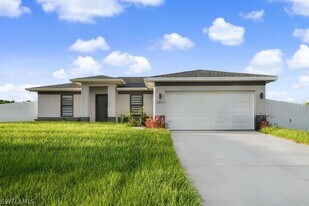 3911 NW 40th Ln in Cape Coral, FL - Building Photo