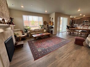 1043 Baker Hts Lp in Bremerton, WA - Building Photo - Building Photo