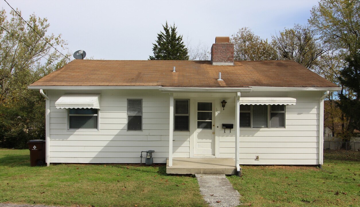 105 Thornton Rd in Oak Ridge, TN - Building Photo