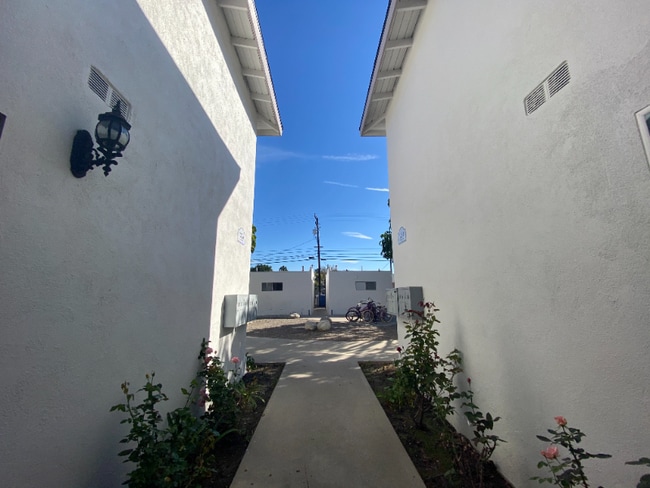 1234 S Loara St in Anaheim, CA - Foto de edificio - Building Photo