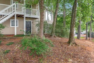 1305 Augusta Dr in Marietta, GA - Building Photo