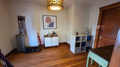 23 Priesing St, Unit 1 in Boston, MA - Foto de edificio - Building Photo