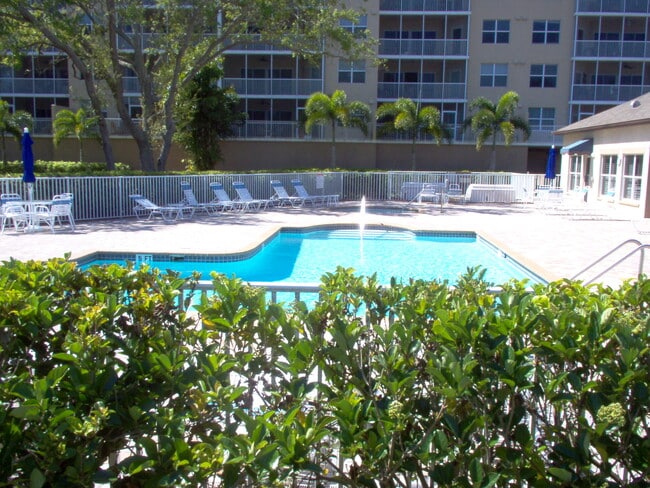 960 Starkey Rd, Unit 3302 in Largo, FL - Building Photo - Building Photo