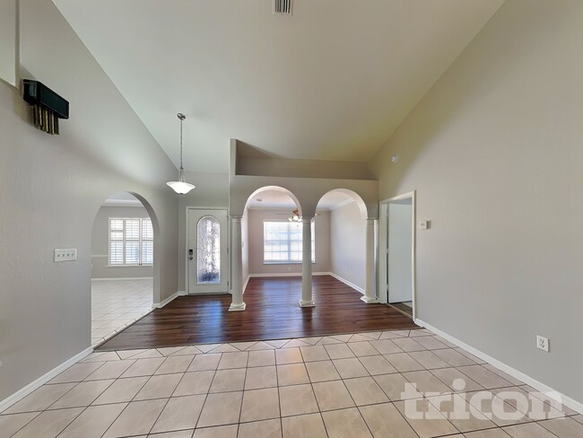 13530 Coronado Dr in Spring Hill, FL - Foto de edificio - Building Photo