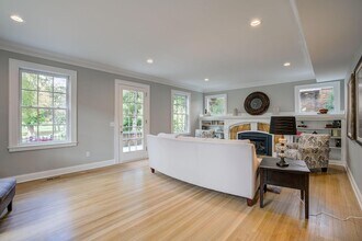 2056 Summit Ave in St. Paul, MN - Foto de edificio - Building Photo