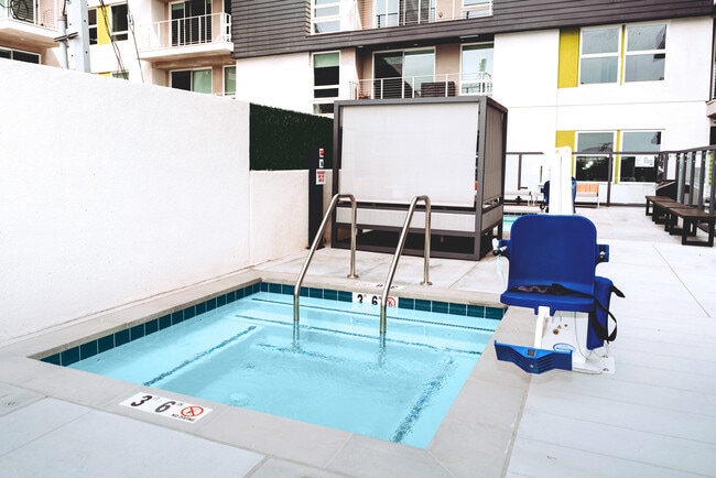 Audrey in Los Angeles, CA - Foto de edificio - Building Photo