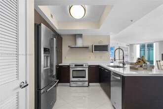 150 Sunny Isles Blvd in Sunny Isles Beach, FL - Foto de edificio - Building Photo