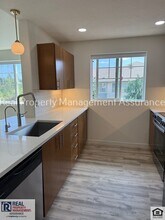 10734 NE Holly St in Hillsboro, OR - Building Photo - Building Photo