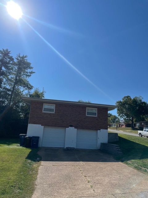 9040 Crest Oak Ln in St. Louis, MO - Foto de edificio - Building Photo