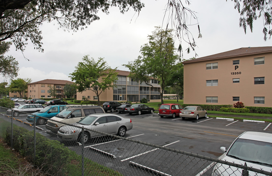 Hawthorne Condominium in Pembroke Pines, FL - Building Photo