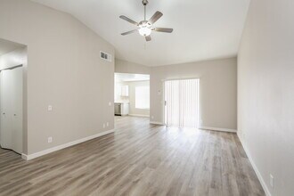 3227 W Verde Way in North Las Vegas, NV - Foto de edificio - Building Photo