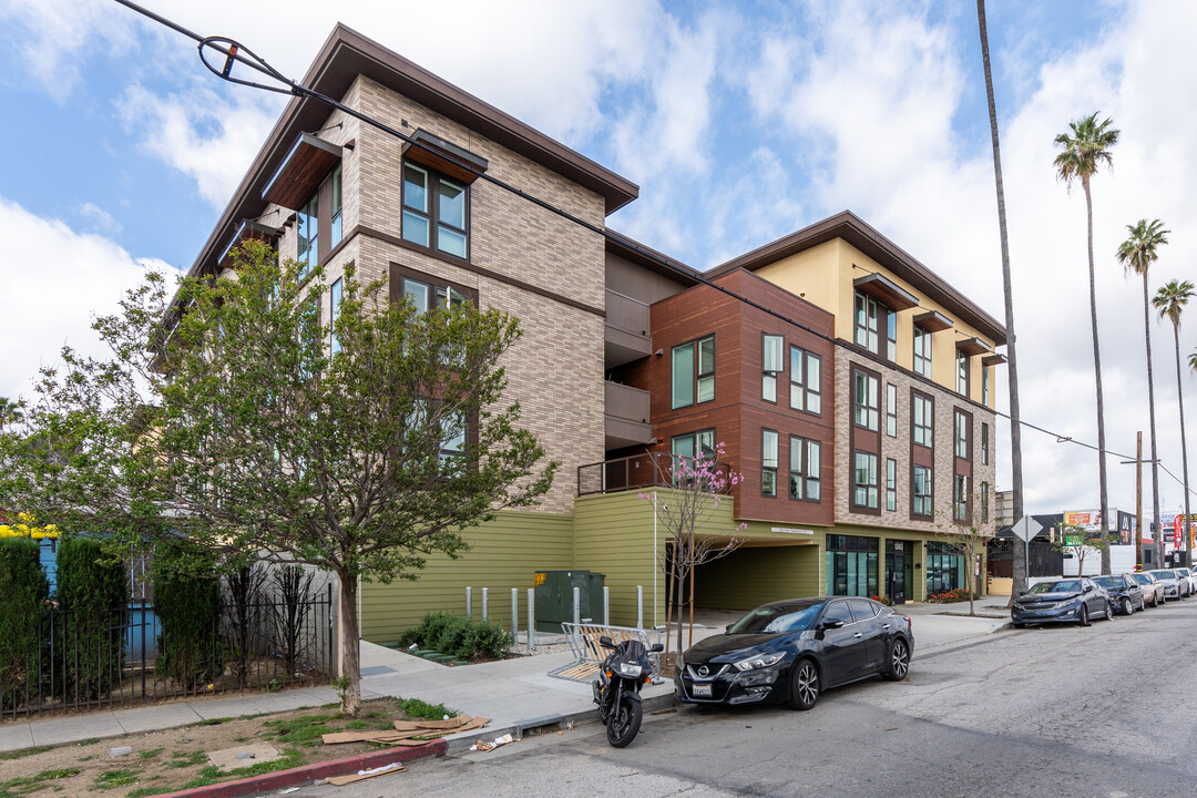 Silva Crossing in Sylmar, CA - Foto de edificio