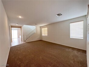 251 Hickory Heights Ave in Las Vegas, NV - Foto de edificio - Building Photo