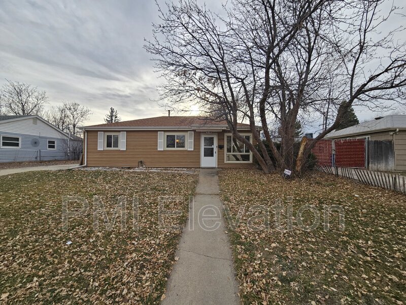 1059 Worchester St in Aurora, CO - Building Photo