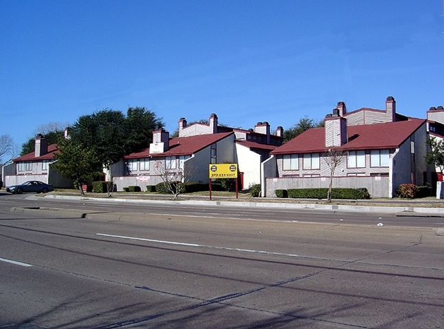 Spanish Brook in Dallas, TX - Foto de edificio - Building Photo