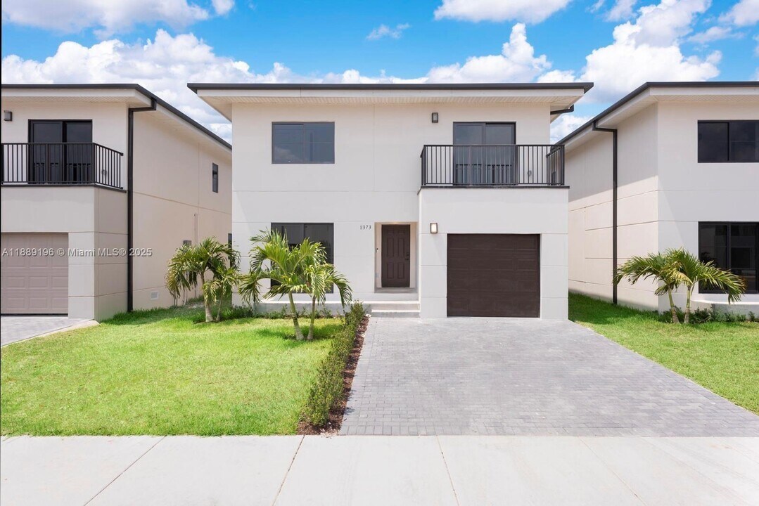 1374 NW 1st St in Florida City, FL - Building Photo