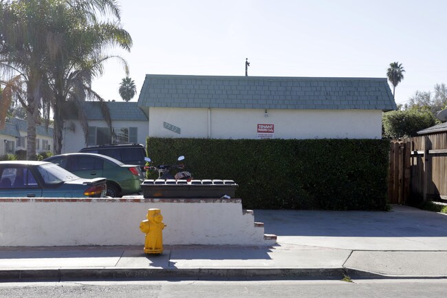 7912 Newman Ave in Huntington Beach, CA - Foto de edificio - Building Photo
