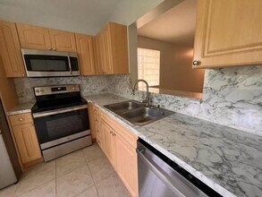 7850 NW 6th St in Pembroke Pines, FL - Building Photo - Building Photo