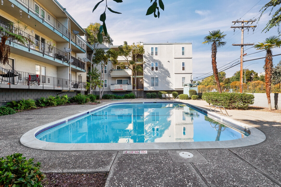 Grand Lake Terrace Apartments in Oakland, CA - Foto de edificio