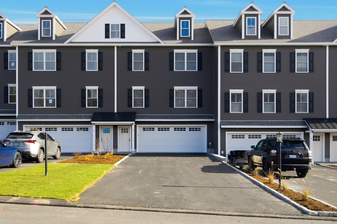 7 Elise Ave in Londonderry, NH - Building Photo