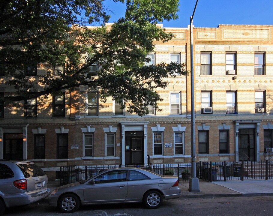 34-30 42nd St in Long Island City, NY - Foto de edificio