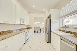 6646 Oakmont Way in West Palm Beach, FL - Building Photo