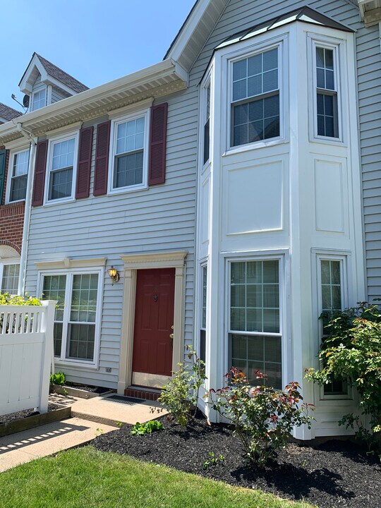 8 Pembrook Ave in North Brunswick, NJ - Building Photo