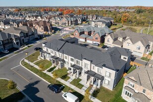 6 Hahn St in Whitby, ON - Building Photo