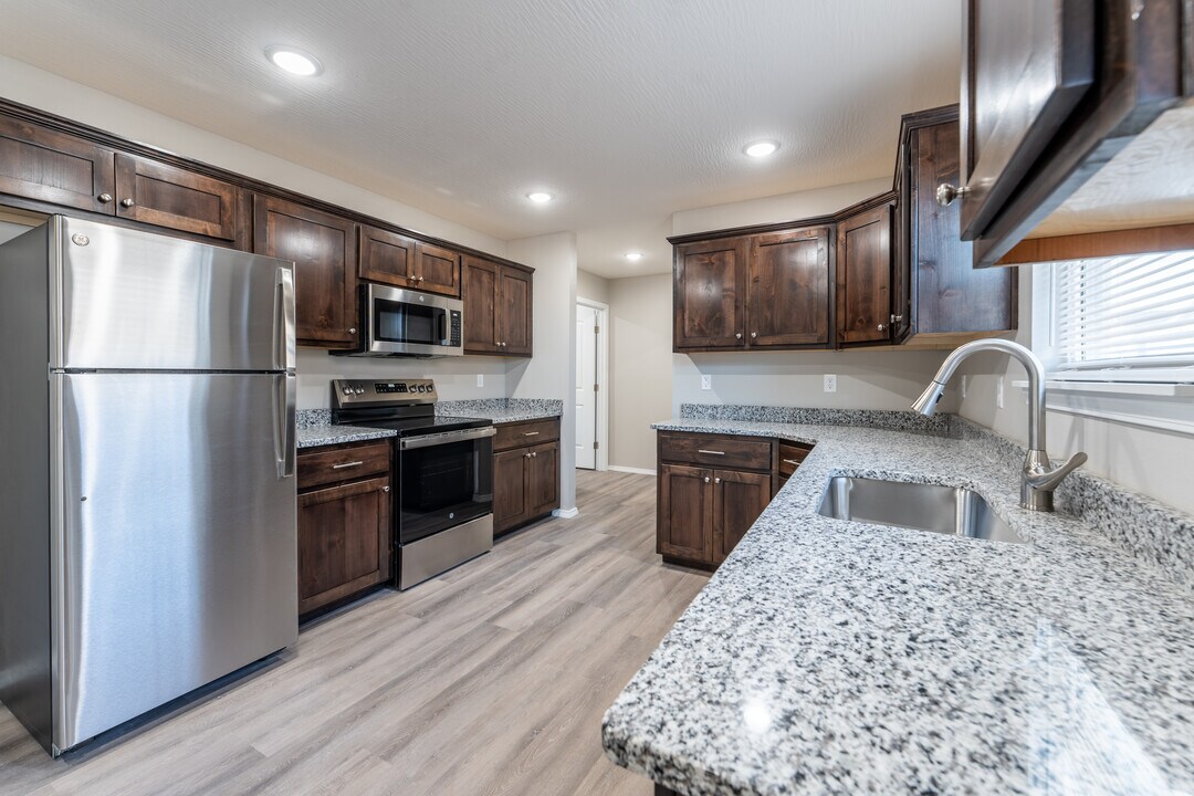 Oakwood Heights Townhomes in Republic, MO - Foto de edificio