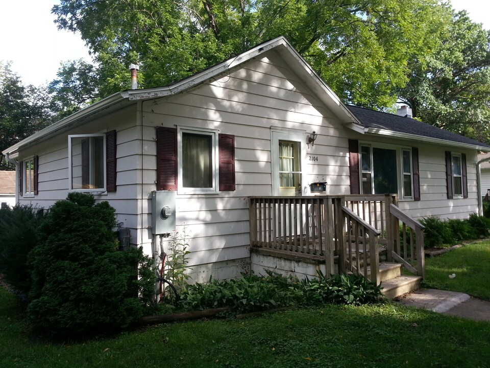 2104 Iowa St in Cedar Falls, IA - Building Photo