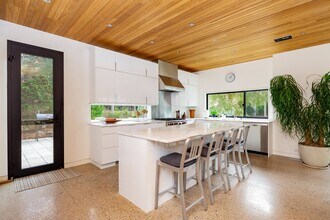 34 Westwood Rd in Wainscott, NY - Building Photo - Building Photo