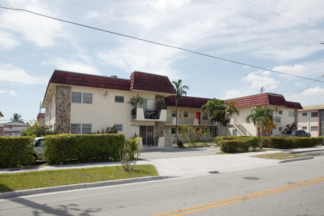 1250 W 30th St in Hialeah, FL - Building Photo - Building Photo