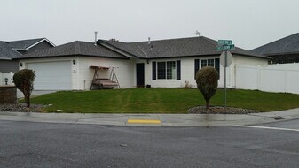 6305 Thistledown Dr in Pasco, WA - Building Photo