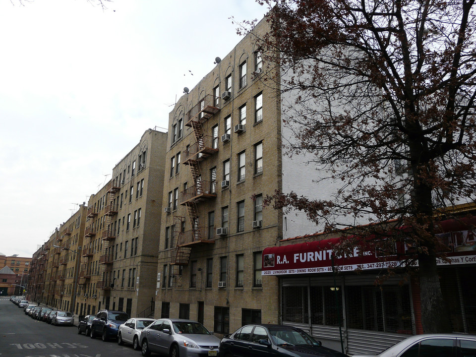 2021 Davidson Ave in Bronx, NY - Foto de edificio