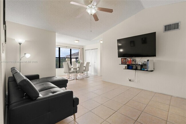 2866 S University Dr in Davie, FL - Building Photo - Building Photo