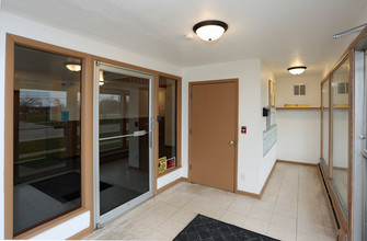 Southcrest Apartments in Kenosha, WI - Foto de edificio - Lobby