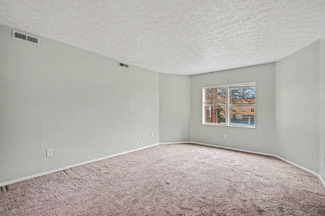 562 Glenwood Ave in Cincinnati, OH - Foto de edificio - Building Photo