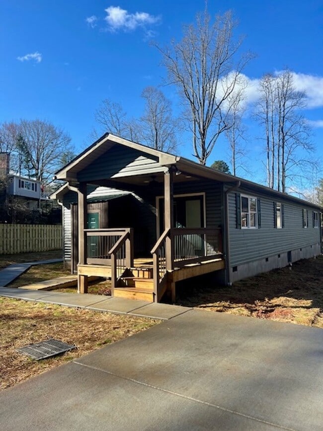 210 N Park Ln in Black Mountain, NC - Building Photo - Building Photo