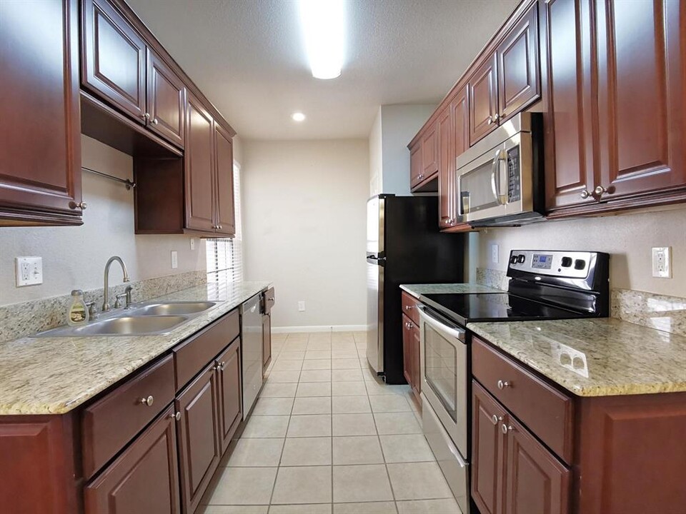2255 Braeswood Park Dr in Houston, TX - Foto de edificio