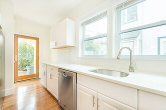 301 Alewife Brook Pky, Unit 2 in Somerville, MA - Foto de edificio - Building Photo